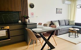 New Apartment With Free Garage Parking Near The Airport